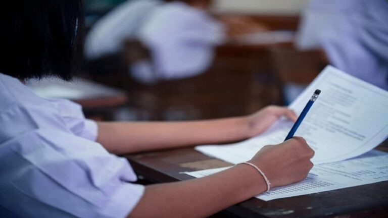 CBSE Physics Answer Sheet Mismatch: 12वीं के छात्रों की थम नहीं रही मुश्किलें, री-इवैलुएशन में बोर्ड ने भेज दी किसी और की स्कैन आंसर शीट