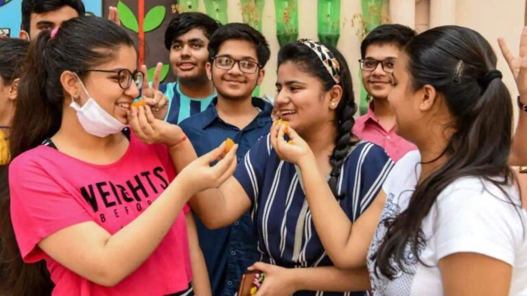 CBSE Class 12 Toppers List 2026: सीबीएसई 12वीं में इतने छात्रों के आए 95% से अधिक मार्क्स, टॉपर्स की लिस्ट के बारे में ये पता चला