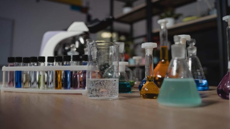 Chemical Stocks: 44% रिटर्न पाने का मौका! इस केमिकल कंपनी ने Iran-US War के बावजूद दिखाया Q4 में दम