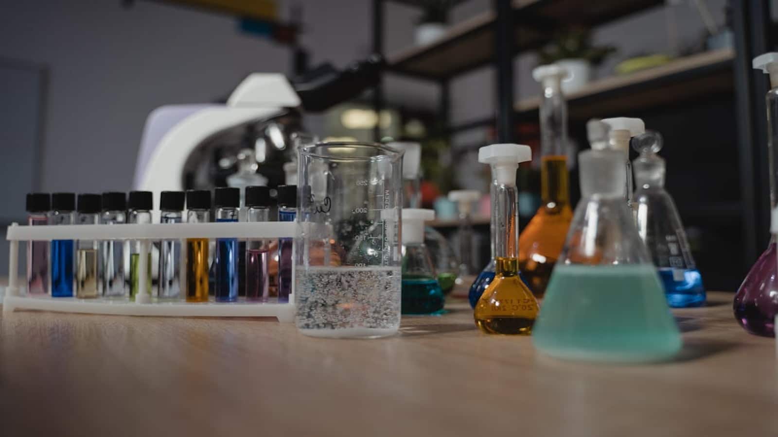 Chemical Stocks: 44% रिटर्न पाने का मौका! इस केमिकल कंपनी ने Iran-US War के बावजूद दिखाया Q4 में दम