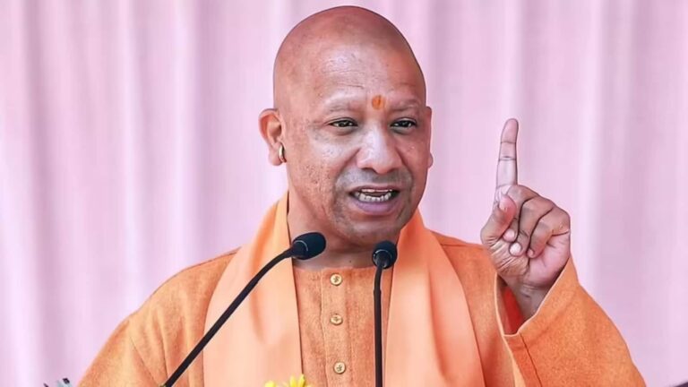 2.5 करोड़ की कार से 45 रुपये के गमले की चोरी! सीएम योगी ने ये किस्सा सुना जताई नाराजगी
