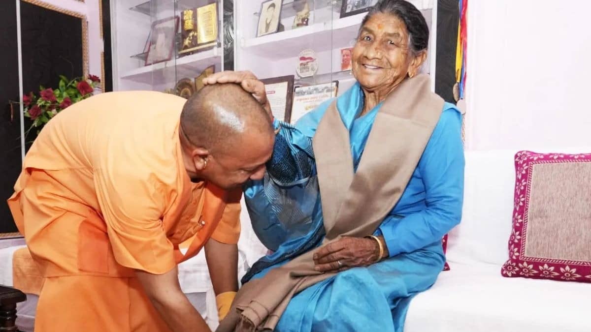 मदर्स डे पर CM योगी ने मां पर लुटाया प्यार, बताया ममता, त्याग और निस्वार्थ प्रेम की मूरत