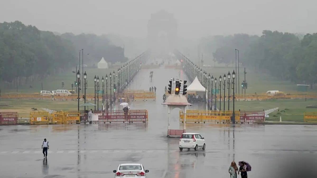 Weather: दिल्ली-NCR में बदला मौसम, तेज आंधी के साथ झमाझम बारिश; तड़ातड़ गिरे ओले