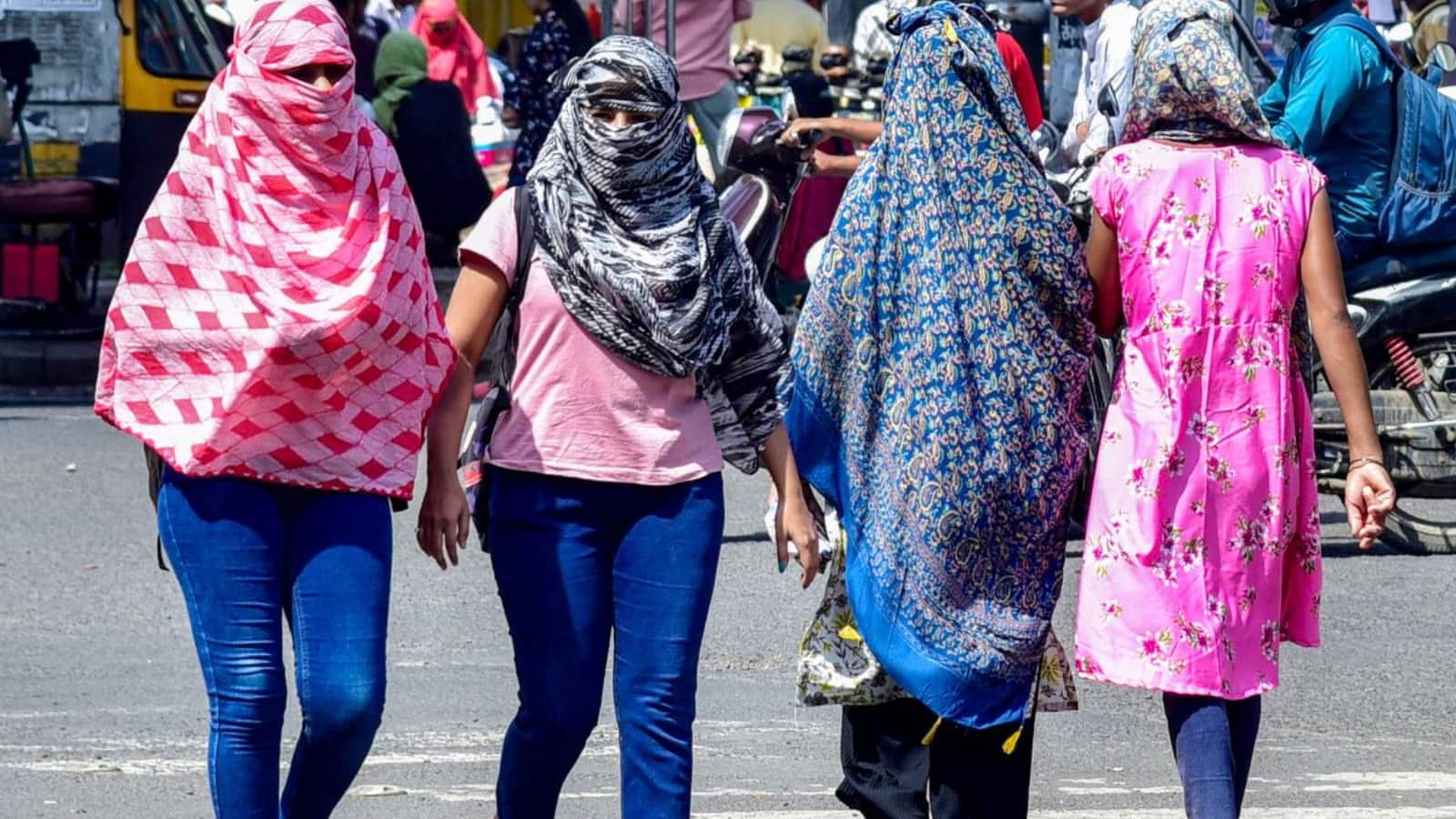 Delhi Weather Forecast: दिल्ली में भीषण गर्मी का कहर, तापमान 43°C के पार जाने की चेतावनी!