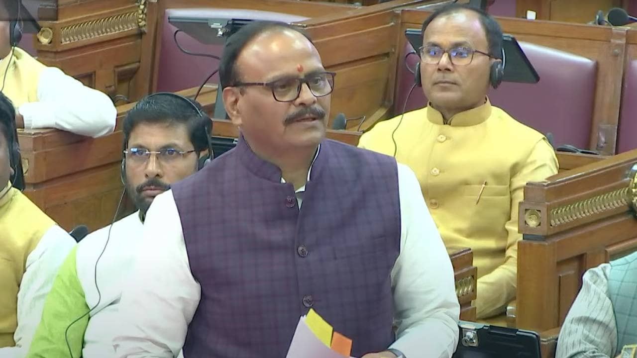 BREAKING: मुरादाबाद एयरपोर्ट पर डिप्टी CM ब्रजेश पाठक के विमान का इंजन फेल होने के बाद हड़कंप, इंजन से अचानक निकलने लगा धुआं
