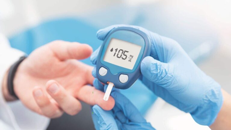 Diabetes: भीषण गर्मी में शुगर मरीजों के लिए खतरे की घंटी! पानी की कमी से बिगड़ सकती है हालत, डॉक्टर ने दी जरूरी सलाह