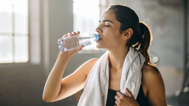 Cold Water: गर्मियों में ठंडा पानी पीने की आदत पड़ सकती है भारी, जानिए चिल्ड वॉटर के साइड इफेक्ट्स