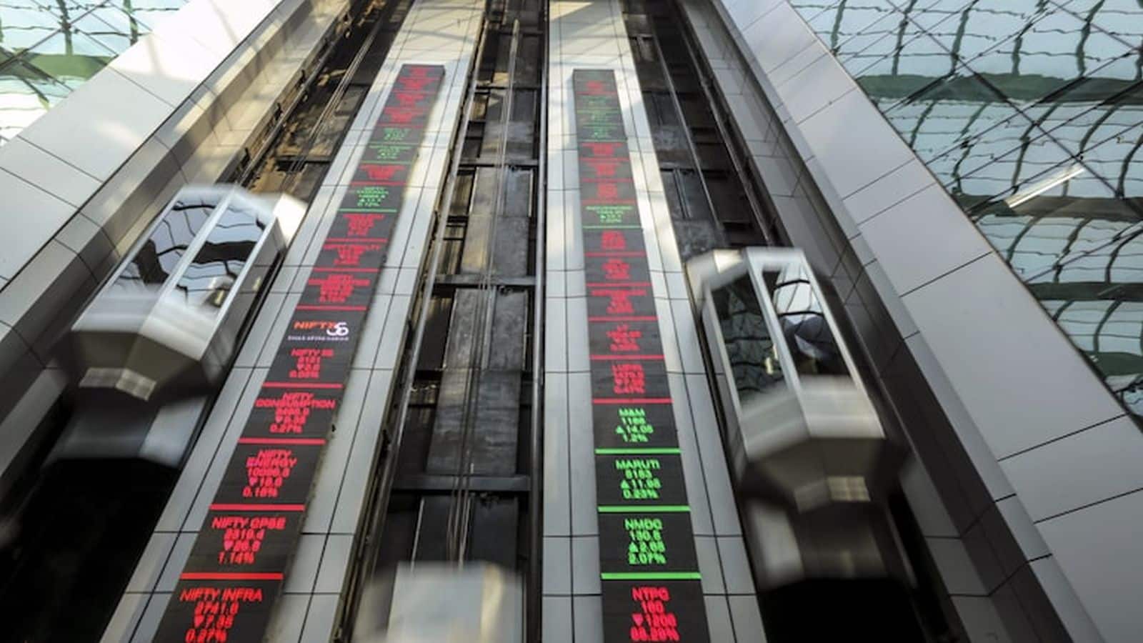 FII outflows : 2026 के सिर्फ 4 महीनों में ही सेकेंडरी मार्केट में FIIs की बिकवाली 2 लाख करोड़ रुपये के पार