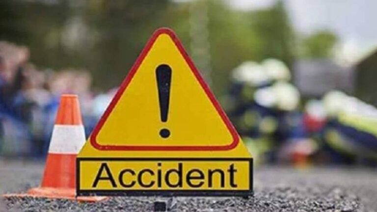 UP: बाराबंकी में भीषण सड़क हादसा, ट्रेलर में जा घुसी तेज रफ्तार इनोवा, 4 की मौत; कैंची धाम दर्शन के लिए जा रहे थे कार सवार