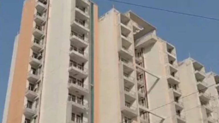 UP: ग्रेटर नोएडा में दर्दनाक हादसा, खेलते-खेलते 15वीं मंजिल से गिरा 4 साल का मासूम, मां की गोद में टूटी सांस