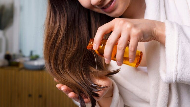 Hair oiling: बालों में तेल लगाने की ये आदत बना सकती है बड़ी समस्या! जानिए क्यों