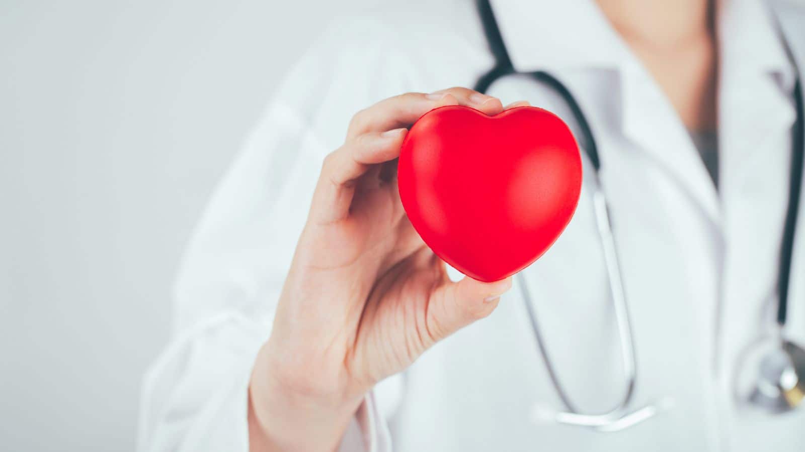 Heart Attack: हार्ट अटैक आने पर हमेशा सीने से ही नहीं शुरू होता दर्द! डॉक्टर से जानिए किन संकेतों को नजरअंदाज करना हो सकता है जानलेवा