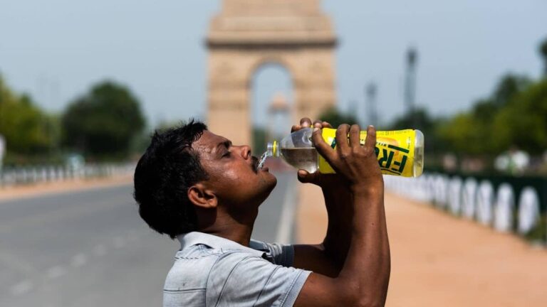Heat Alert: दिल्ली में आज 45 डिग्री तक पहुंचेगा तापमान, IMD का रेड अलर्ट जारी; भीषण लू के बीच इन राज्यों में बारिश की चेतावनी