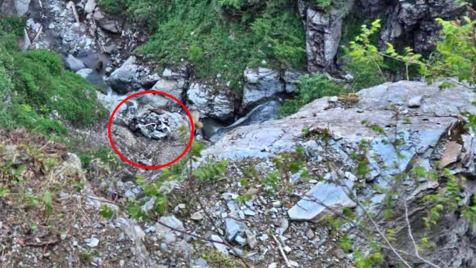 बर्फ से ढकी सड़क, खतरनाक मोड़ और रात का वक्‍त...चंबा की गहरी खाई में जा गिरी एर्टिगा कार; 8 लोगों की मौत; अभी तक नहीं मिली किसी की लाश