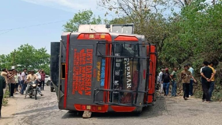 हिमाचल के कांगड़ा में बड़ा सड़क हादसा, 40 सवारियों से भरी बस पलटी, मची अफरा-तफरी