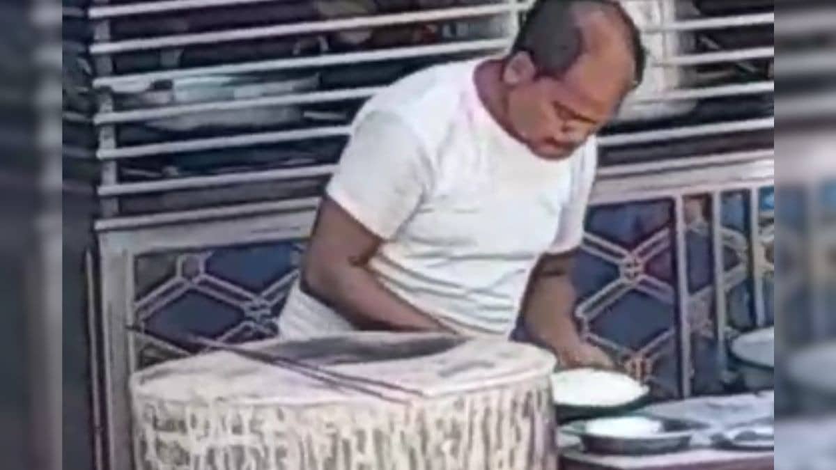 UP: सहारनपुर में होटल कर्मचारी की घटिया हरकत, थूक लगाकर बना रहा था तंदूरी रोटी, VIDEO वायरल होने के बाद हुआ गिरफ्तार