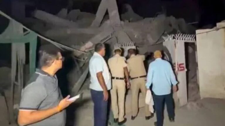 Saket Building Collapse: साकेत में 5 मंजिला इमारत ढहने से बड़ा हादसा, दो मेडिकल स्‍टूडेंट्स की मौत का दावा, कई अब भी फंसे; रेस्क्यू जारी