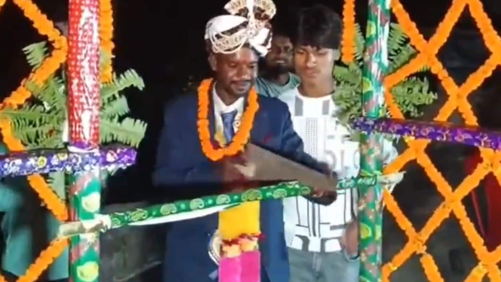 Videoदूल्हे की एंट्री या परीक्षा? वायरल वीडियो देख हंसते-हंसते लोटपोट हो जाएंगे आप