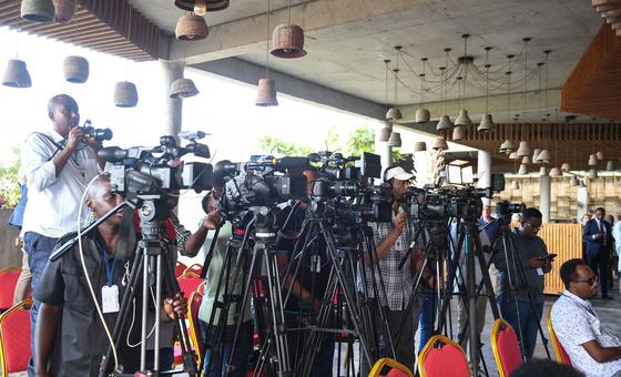 पत्रकारों पर हमलों से लोकतंत्र की नींव कमज़ोर, पुख़्ता सुरक्षा की अपील