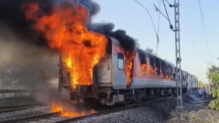 Indian Railways: तकनीकी खराबी नहीं… असामाजिक तत्वों की वजह से लगी ट्रेनों में आग, रेलवे ने यात्रियों से की सतर्क रहने की अपील
