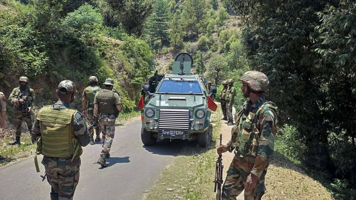 BREAKING: जम्मू-कश्मीर से बड़ी खबर, LoC पर घुसपैठ की कोशिश नाकाम; सुरक्षाबलों ने एक आतंकी को किया ढेर
