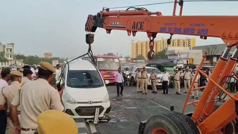जयपुर में CM भजनलाल शर्मा का काफिला गुजरने से पहले बड़ा हादसा, रुके ट्रैफिक में घुसी तेज रफ्तार स्लीपर बस; 8 गाड़ियों में मारी टक्कर
