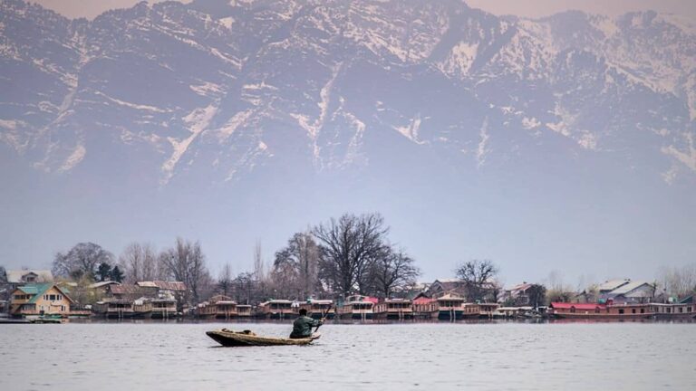 Weather: जम्मू, कठुआ, सांबा और कश्मीर डिवीजन में तेज बारिश शुरू... घूमने वालों की खुशी का ठिकाना नहीं, जानें कब तक रहेगी ये ठंडक?