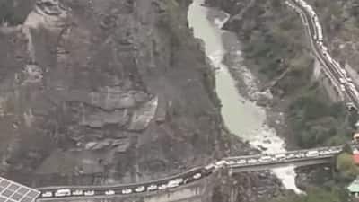 Badrinath: बद्रीनाथ धाम मार्ग पर महाजाम! सड़कों पर रेंग रही गाड़ियां..घंटों फंस रहे हैं लोग