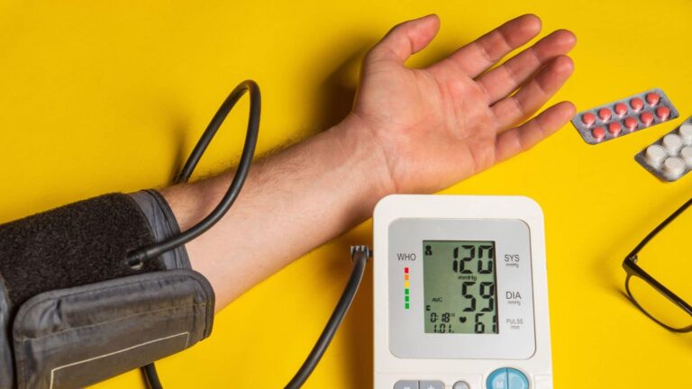 Low Blood Pressure: गर्मी ने बढ़ाई मुसीबत! लो BP वालों के लिए जरूरी अलर्ट, वरना पड़ सकते हैं चक्कर