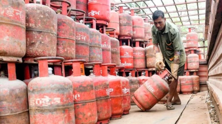 बढ़ते पेट्रोल-डीजल की कीमतों के बीच LPG सिलेंडर के रेट स्थिर, जानिए घरेलू और कमर्शियल गैस के ताजा भाव