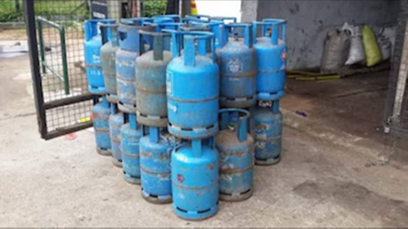 LPG Price News: होटल-ढाबे में खाना हो सकता है महंगा! 1 मई से बढ़ गई कमर्शियल सिलिंडर की कीमत, इतना लगा झटका