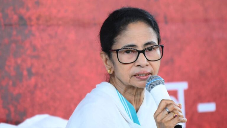 'सनातन धर्म को गंदा कहा...', बुरी फंसी पूर्व CM ममता बनर्जी, ईद कार्यक्रम में दिया था विवादित बयान, अब दर्ज हुई FIR