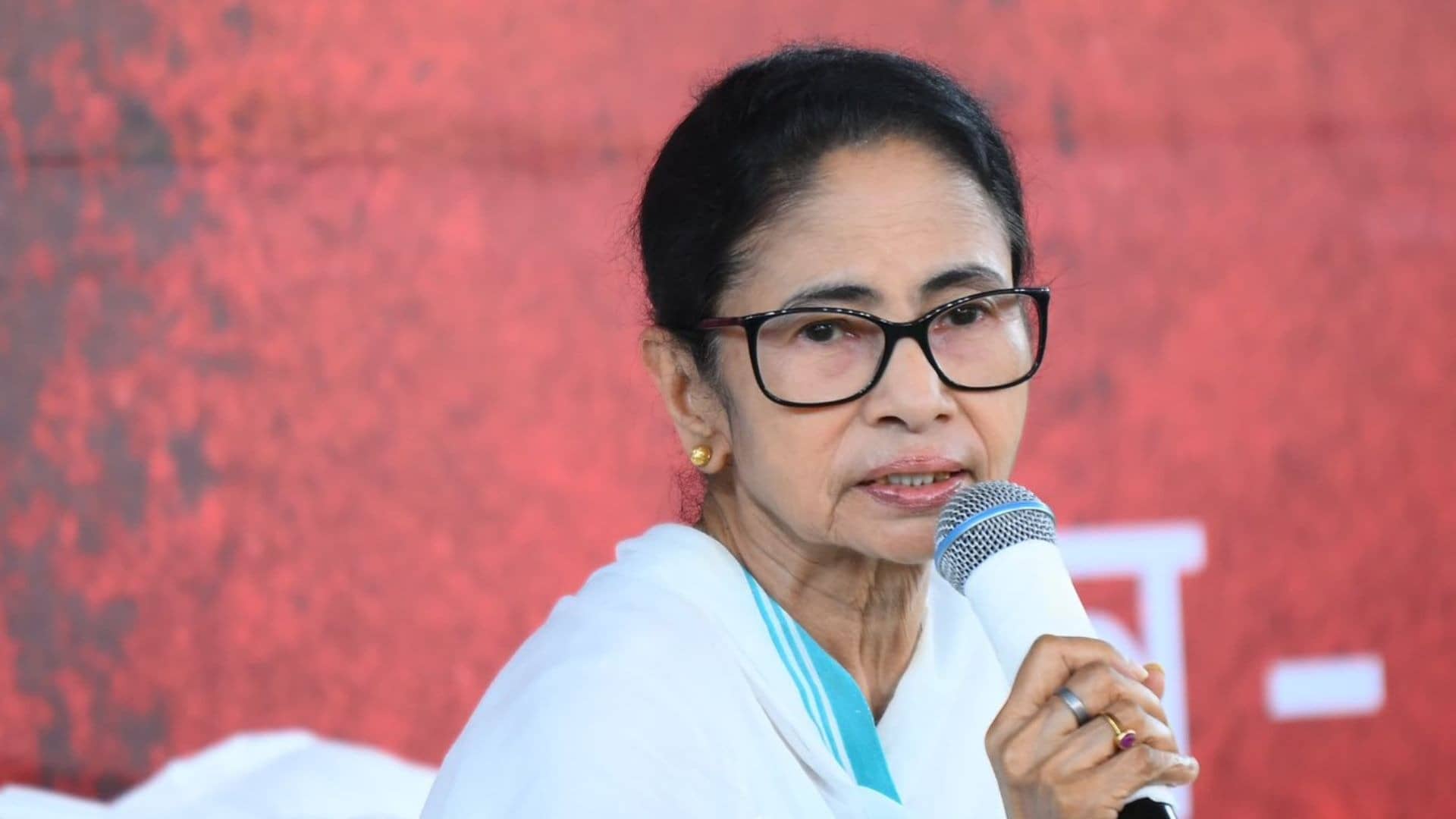 'सनातन धर्म को गंदा कहा...', बुरी फंसी पूर्व CM ममता बनर्जी, ईद कार्यक्रम में दिया था विवादित बयान, अब दर्ज हुई FIR