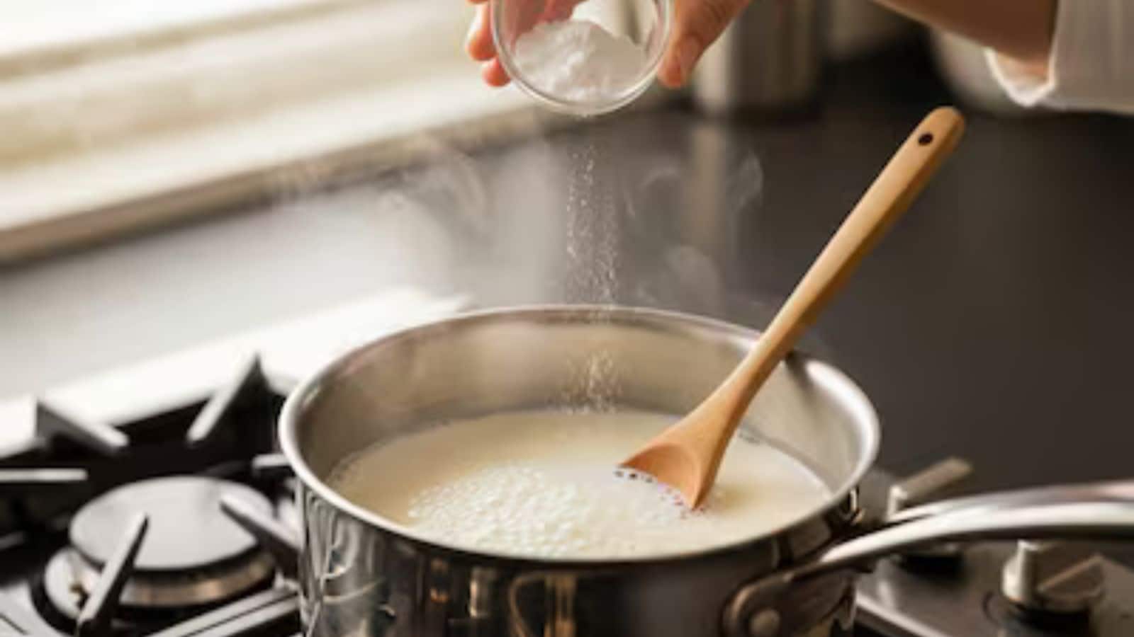 Summer Tips: गर्मी में दूध को खराब होने से कैसे बचाएं, जानें आसान घरेलू उपाय