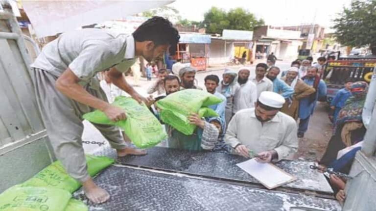 पाकिस्तान में आटे के लिए हाहाकार! सरकार के इस तुगलकी फरमान से अब वहां रोटी पर भी संकट
