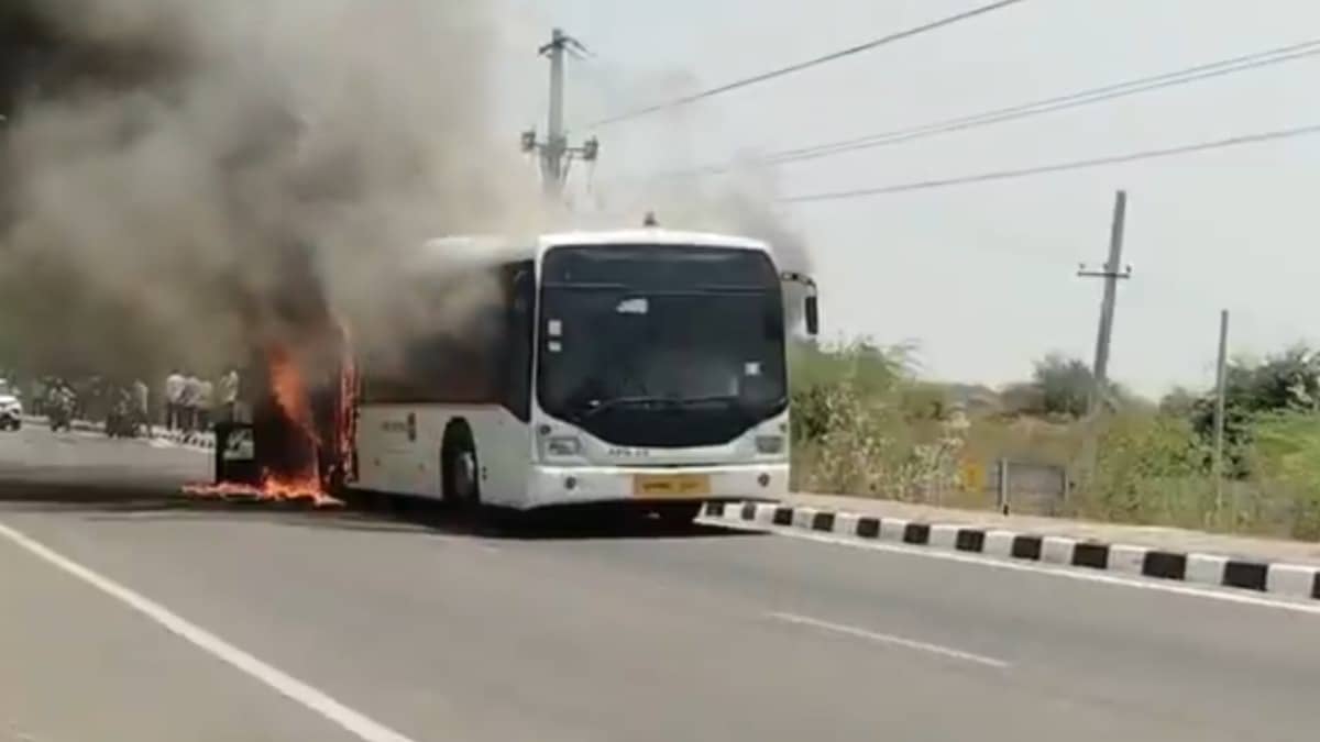BREAKING: एयर इंडिया विमान के पैसेंजर बस में लगी आग, देखते ही देखते जलकर हुई खाक; ड्राइवर ने कूदकर बचाई जान