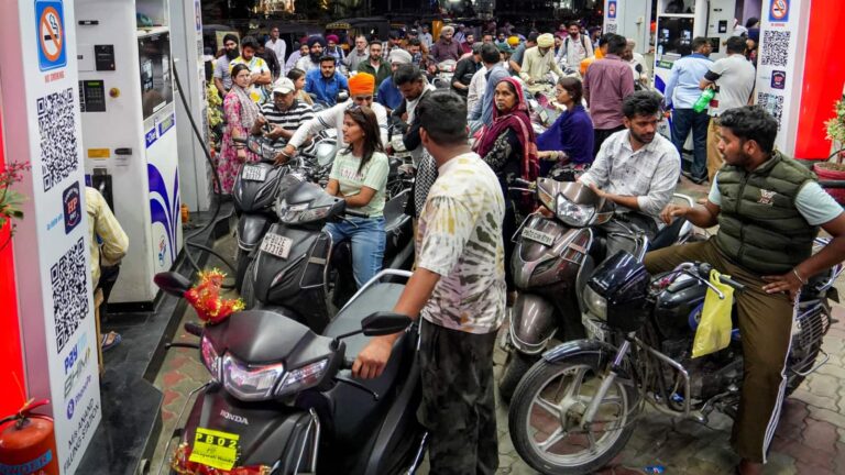 Petrol Price Hike: भारत में पेट्रोल और डीजल 3 रुपये महंगा पर पाकिस्तान, नेपाल का रेट आपने देखा क्या? देखिए ग्लोबल कंपैरिजन
