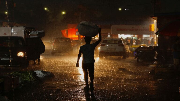IMD Heavy Rain Alert: दिल्ली-NCR में आंधी-बारिश और ओलावृष्टि से भारी तबाही, 500 फ्लाइट्स प्रभावित, आज ऐसा रहेगा वेदर