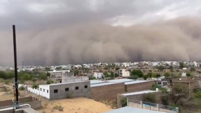 Dust Storm: बीच दोपहरी में ही शाम का नजारा, राजस्थान में उठा धूल का बवंडर... चूरू में रेतीले तूफान से लोगों की जिंदगी थमी, VIDEO