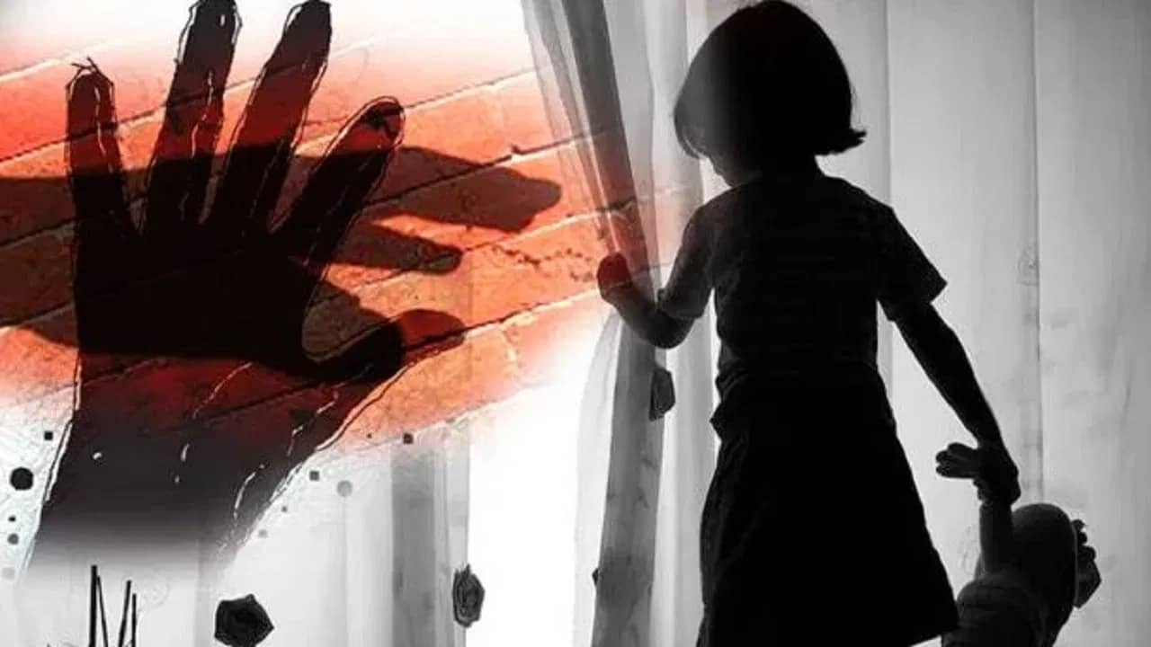 'उसे नाखूनों से खरोंचा गया, ये घिनौना काम मेरे अपने पिता ने किया', 9 साल की नातिन संग नाना ने किया 'गंदा काम', मां बोली- मौत की सजा दो