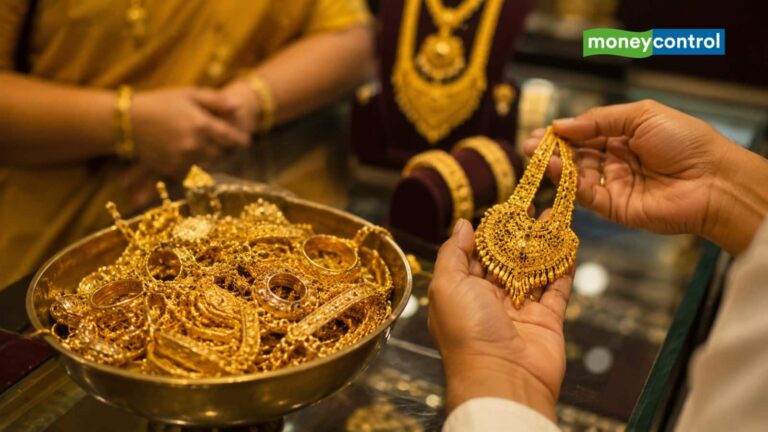 Gold Silver Price: एमसीएक्स पर सोने की कीमतों में गिरावट, डॉलर में मजबूती और महंगाई की चिंता ने बनाया दबाव