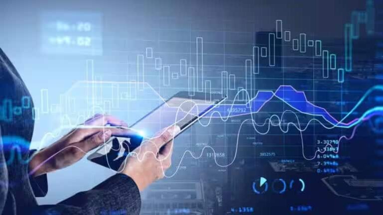 सेंसेक्स रिकॉर्ड हाई से 10000 अंक गिरा है, क्या बाजार में टिके रहने वाले इनवेस्टर्स को मिलेगा इनाम?
