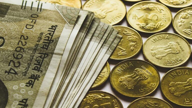 Rupee Fall: रुपये में गिरावट बढ़ी, 40 पैसे टूटा, जानें क्यों दिख रहा दबाव और क्या होगा अगला लेवल