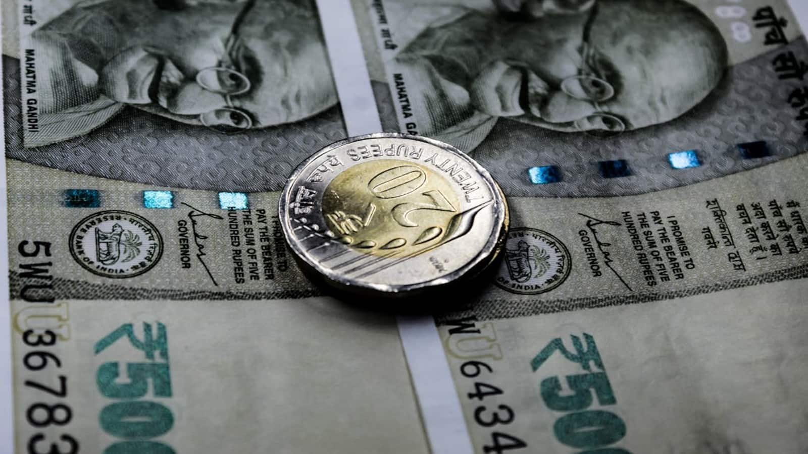 Indian Rupee: रुपया पहली बार डॉलर के मुकाबले 95.80 के पार पहुंचा, सोने के इंपोर्ट से बना नया दबाव