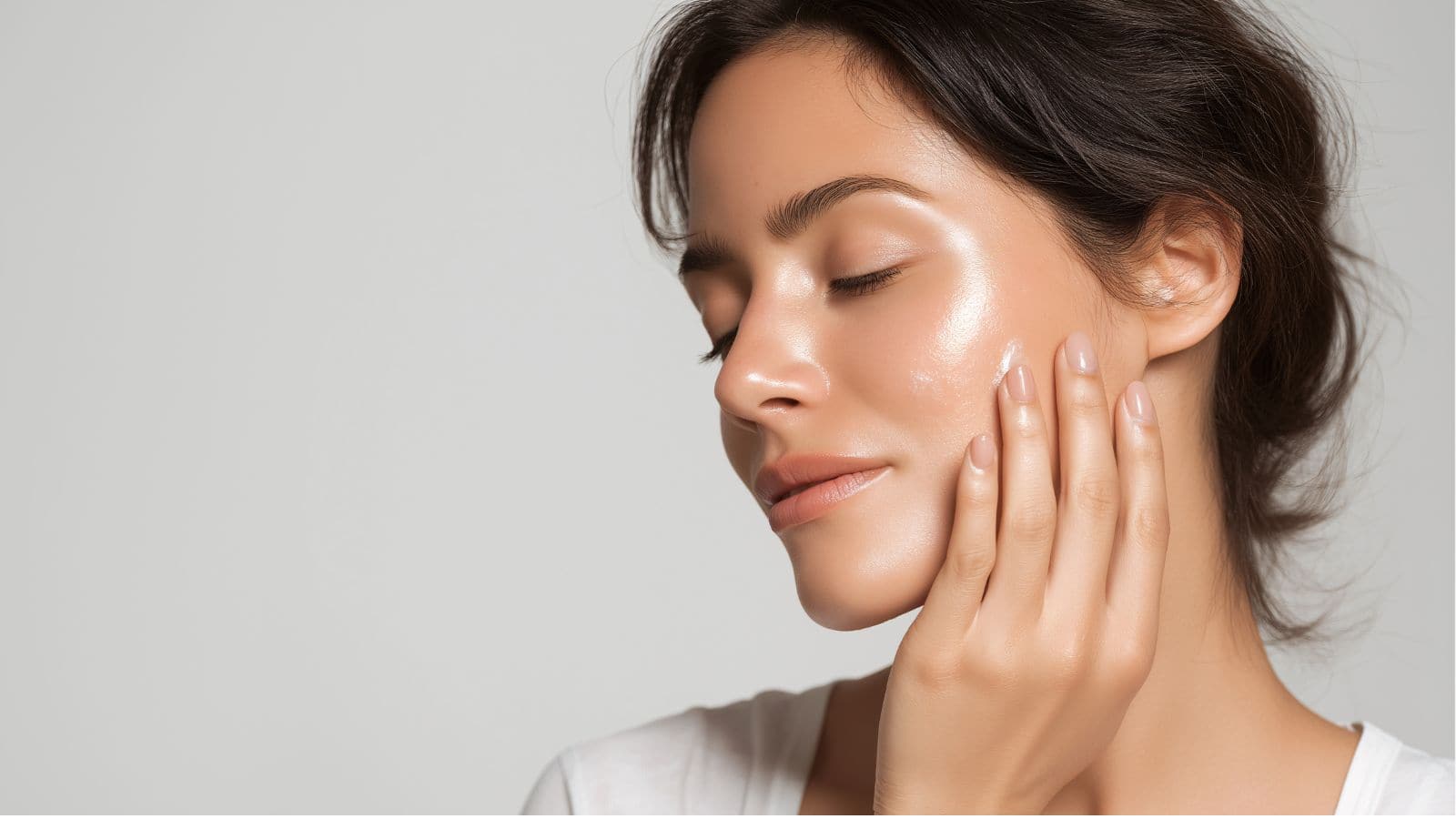 Oily skin care Tips: चेहरे की चिपचिपाहट से परेशान? अपनाएं ये नेचुरल उपाय