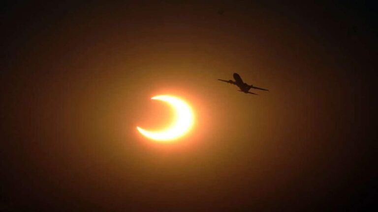 Total Solar Eclipse 2026: 12 अगस्त को होगा साल का दूसरा सूर्य ग्रहण, जानें समय, सूतक काल और राशियों पर असर