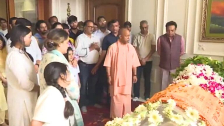 Prateek Yadav Death: प्रतीक यादव के घर पहुंचे CM योगी, अखिलेश यादव के भाई को दी श्रद्धांजलि, जानिए अबतक कौन-कौन नेता पहुंचे