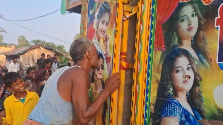 Viral Video: लड़की के पोस्टर को किस करते इस अधेड़ शख्स की तस्वीर वायरल, लोग बोल रहे कि ये आदमी तो बीमार है!