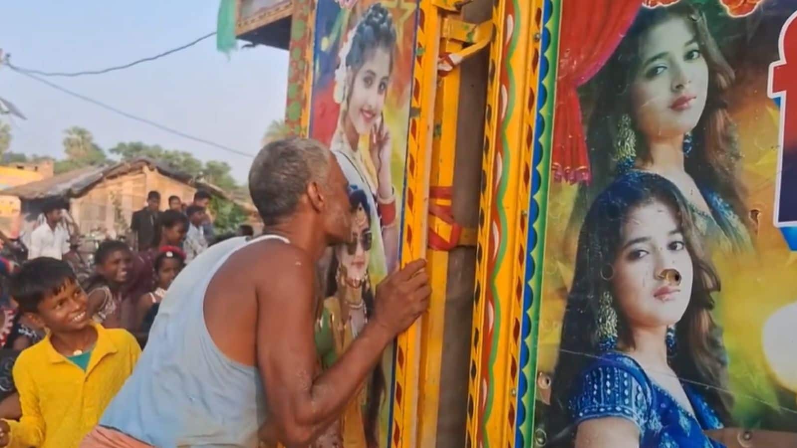 Viral Video: लड़की के पोस्टर को किस करते इस अधेड़ शख्स की तस्वीर वायरल, लोग बोल रहे कि ये आदमी तो बीमार है!