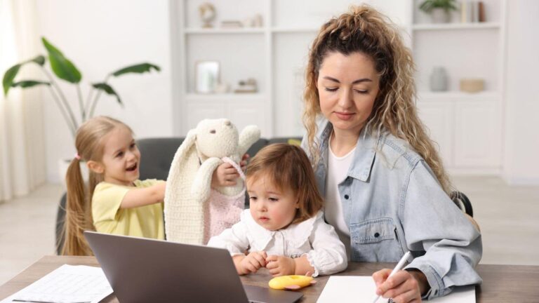 Working Moms: ऑफिस और घर के बीच फंस जाती हैं आप? अपनाएं ये 4 स्मार्ट हैक्स